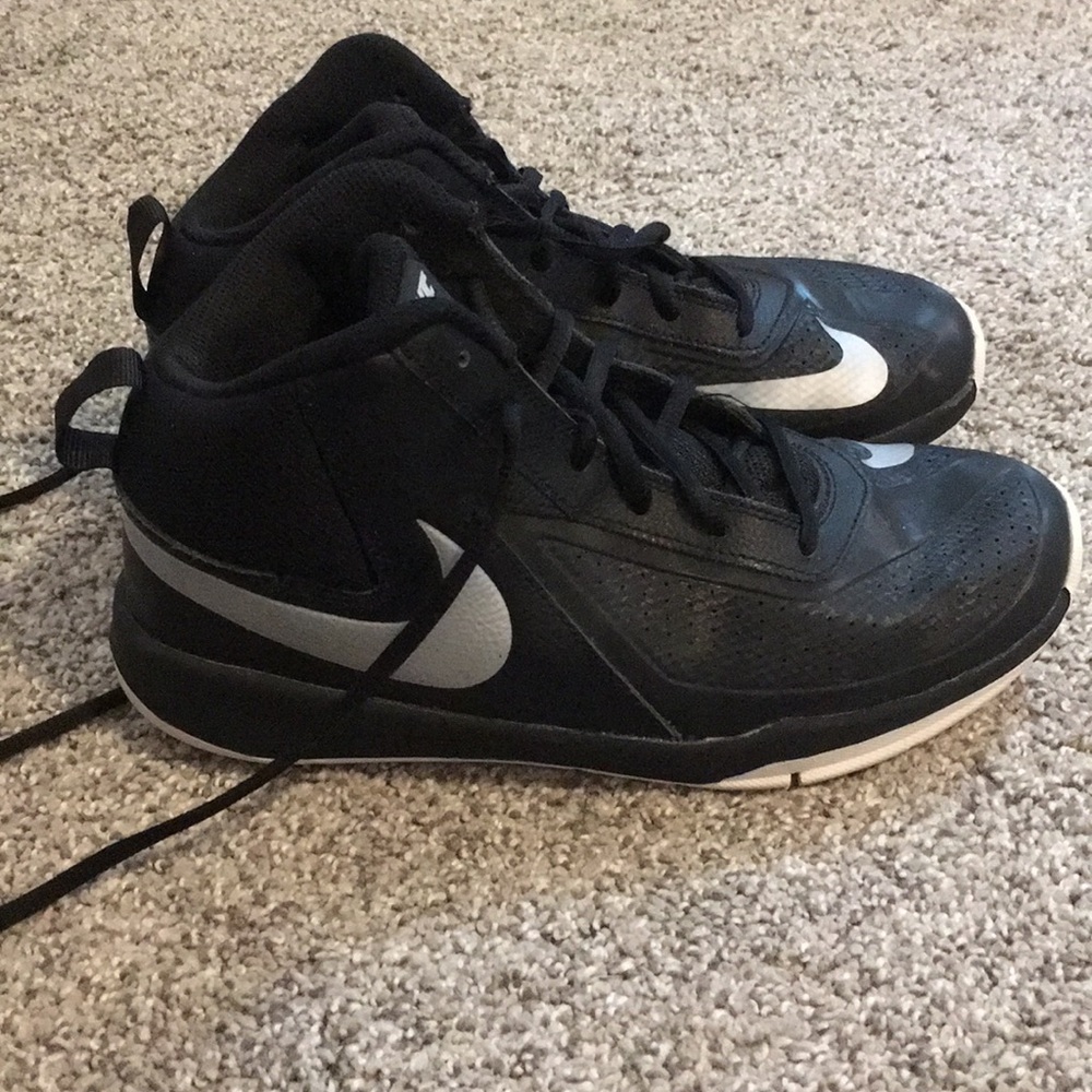 Size 6.5 Youth black nike basketball shoes NWOT